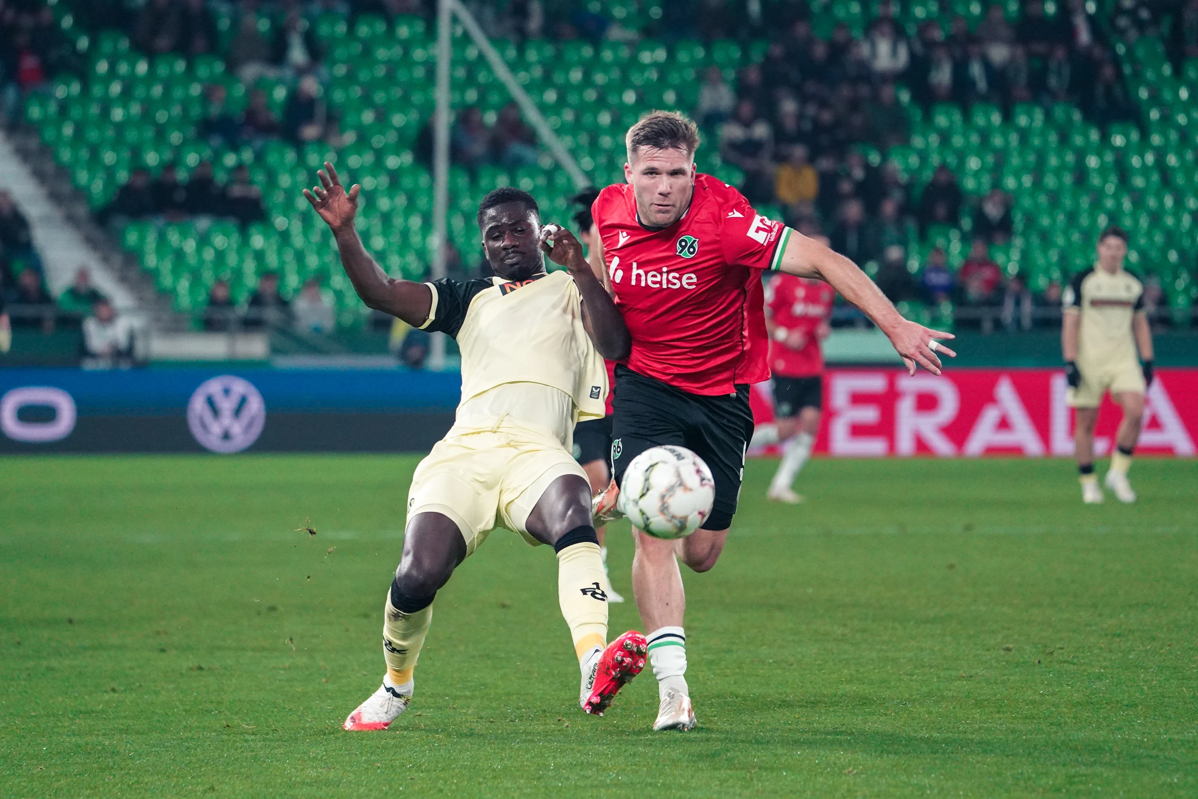 Hannover 96 vs 1. FC Kaiserslautern, photograph 6, Heinz von Heiden Arena