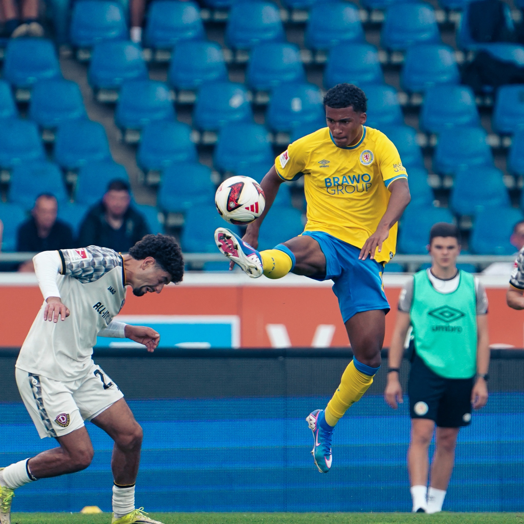 Aerial action during Eintracht Braunschweig against Dynamo Dresden.