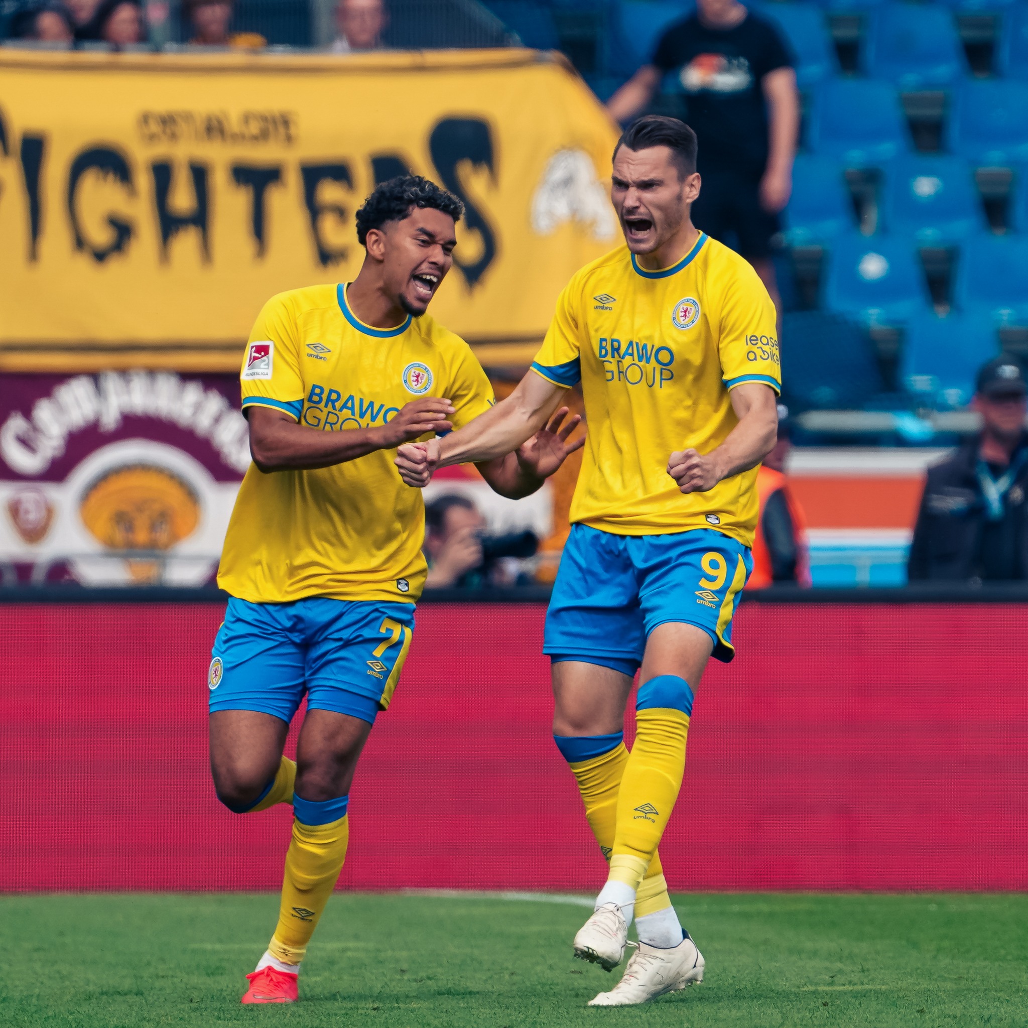 Eintracht Braunschweig players celebrate against Dynamo Dresden.