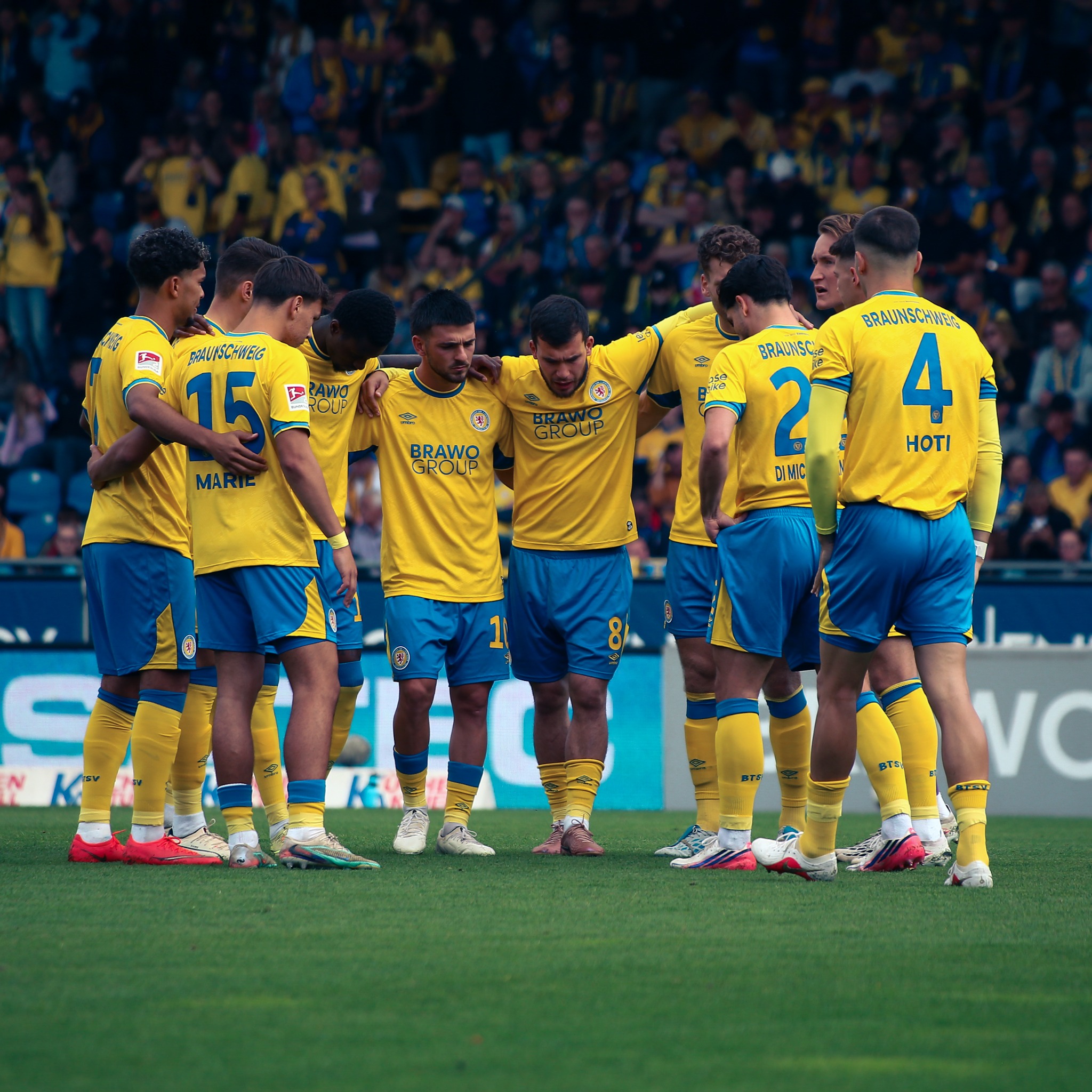 Eintracht Braunschweig players gather during the match against Dynamo Dresden.