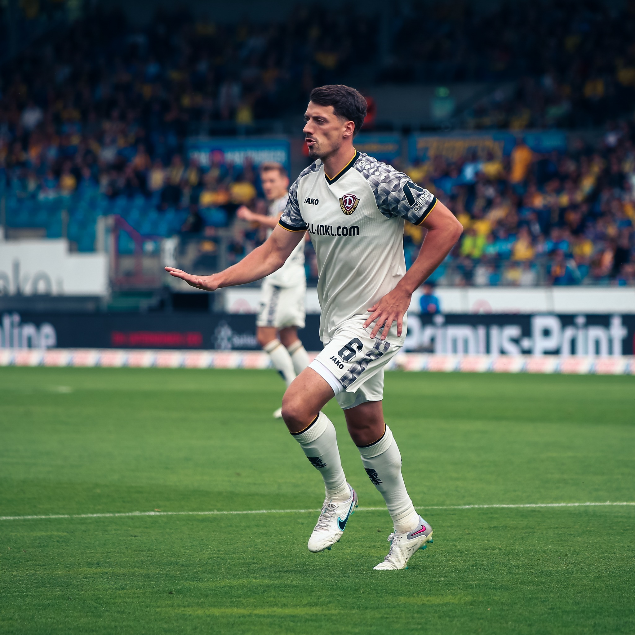 A Dynamo Dresden player carries the ball during the 2:2 draw with Eintracht Braunschweig at the Eintracht-Stadion on 12 September 2026.