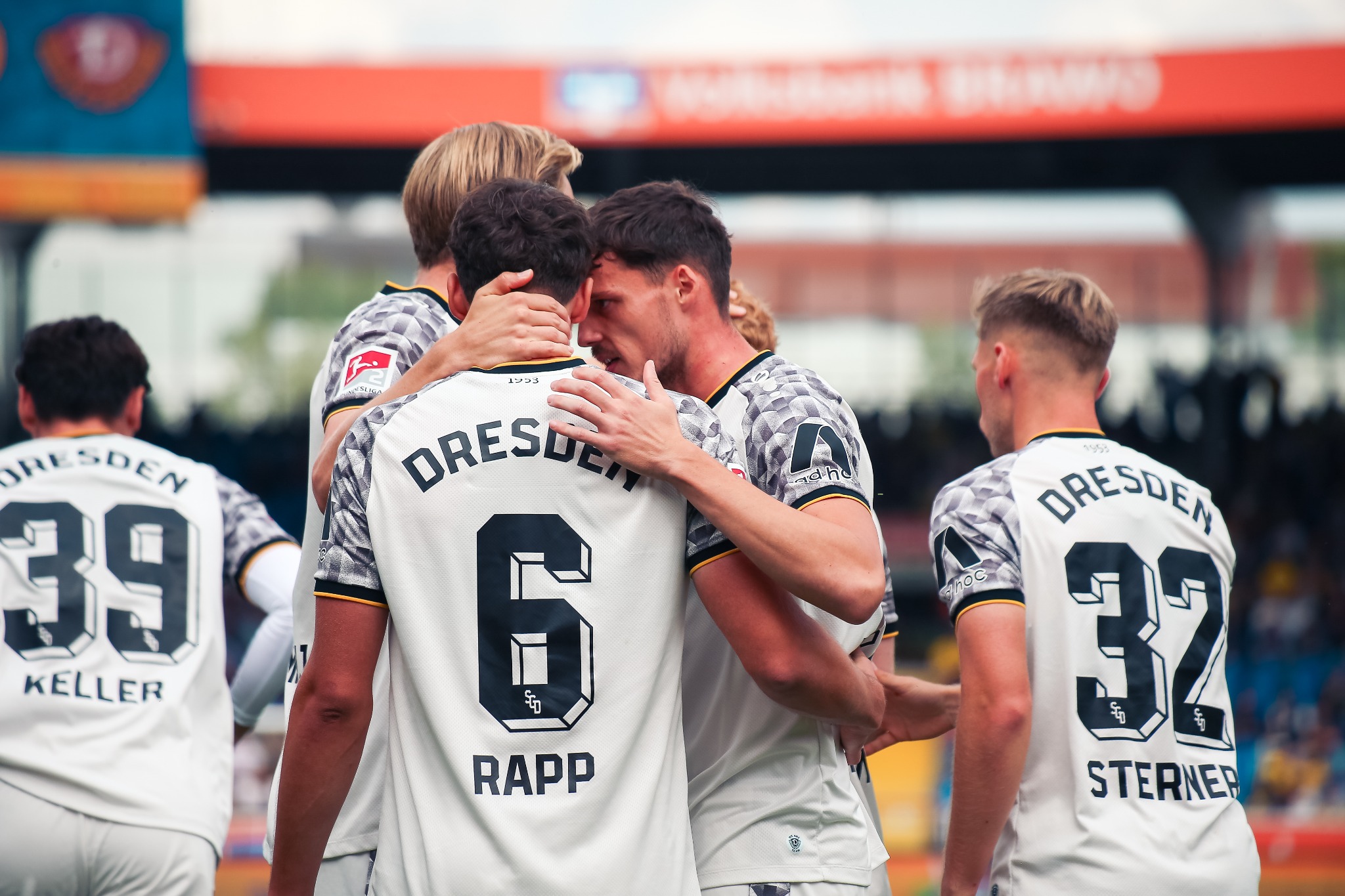 Dynamo Dresden players gather during the match in Braunschweig.
