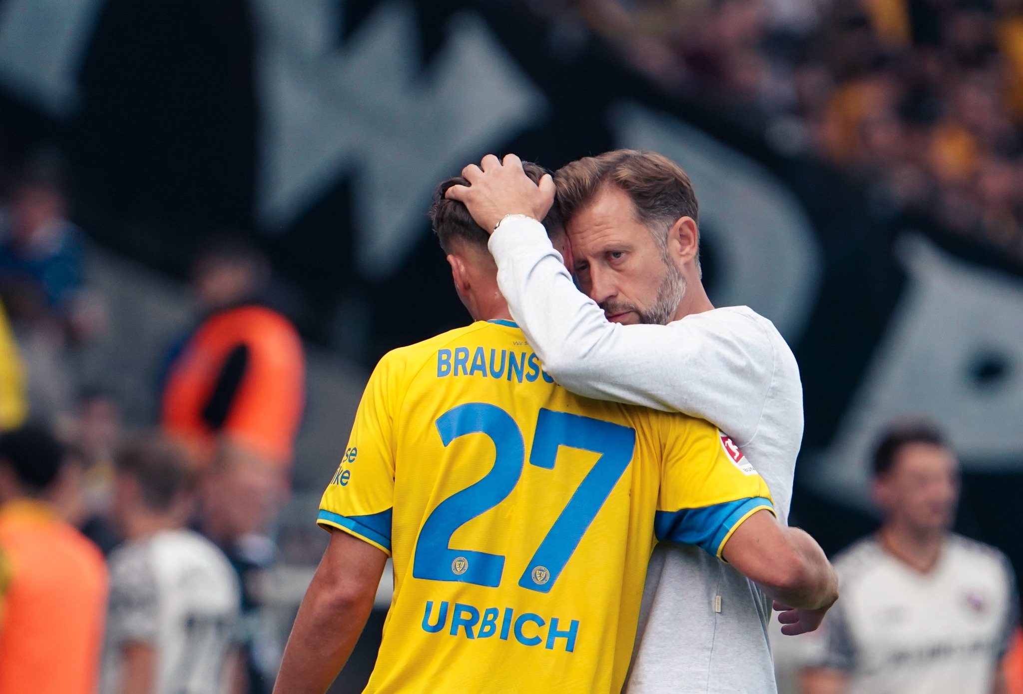 A quiet touchline moment during Eintracht Braunschweig against Dynamo Dresden.