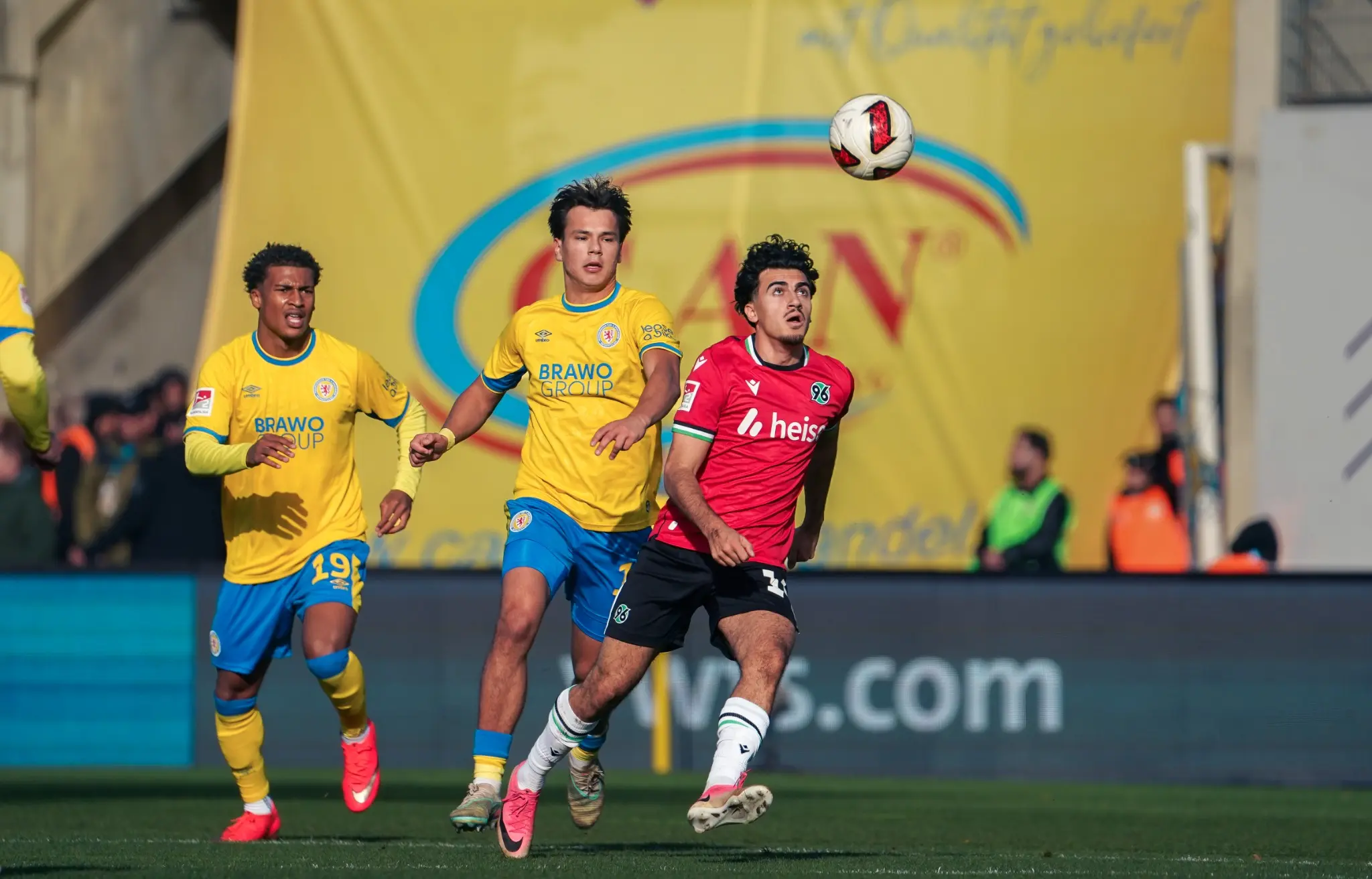 Players track a high ball during the Lower Saxony derby.