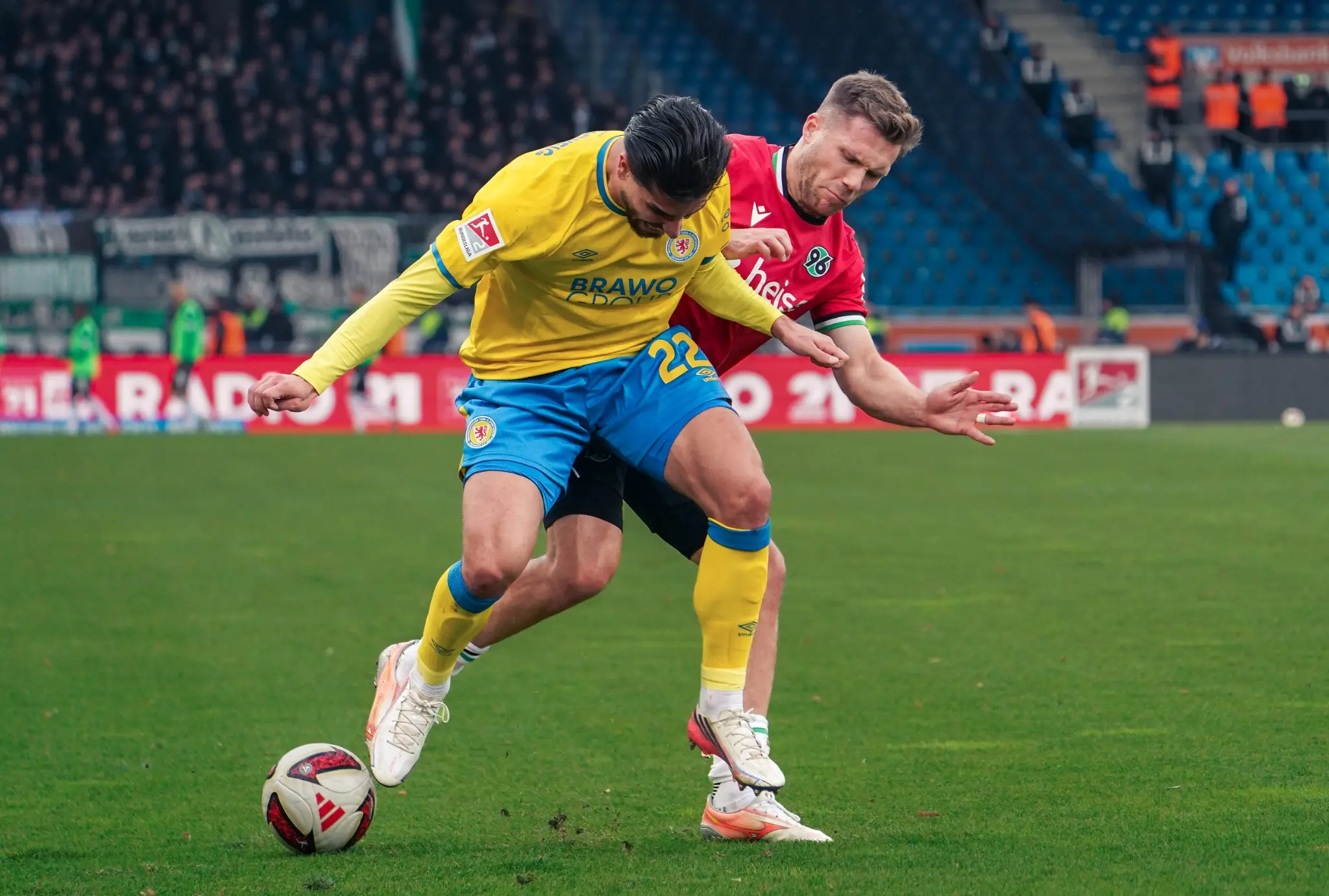 A Hannover attacker meets a firm Braunschweig challenge.