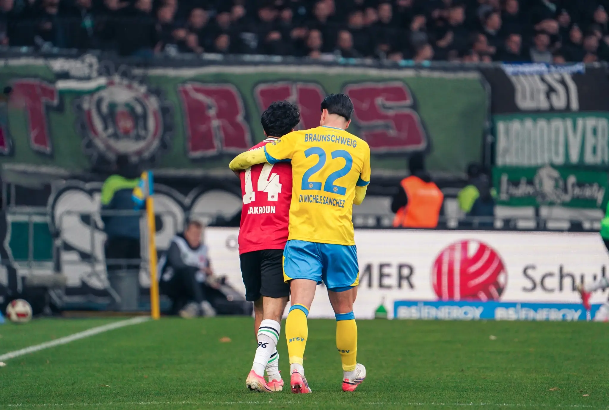 A physical duel during Eintracht Braunschweig against Hannover 96.
