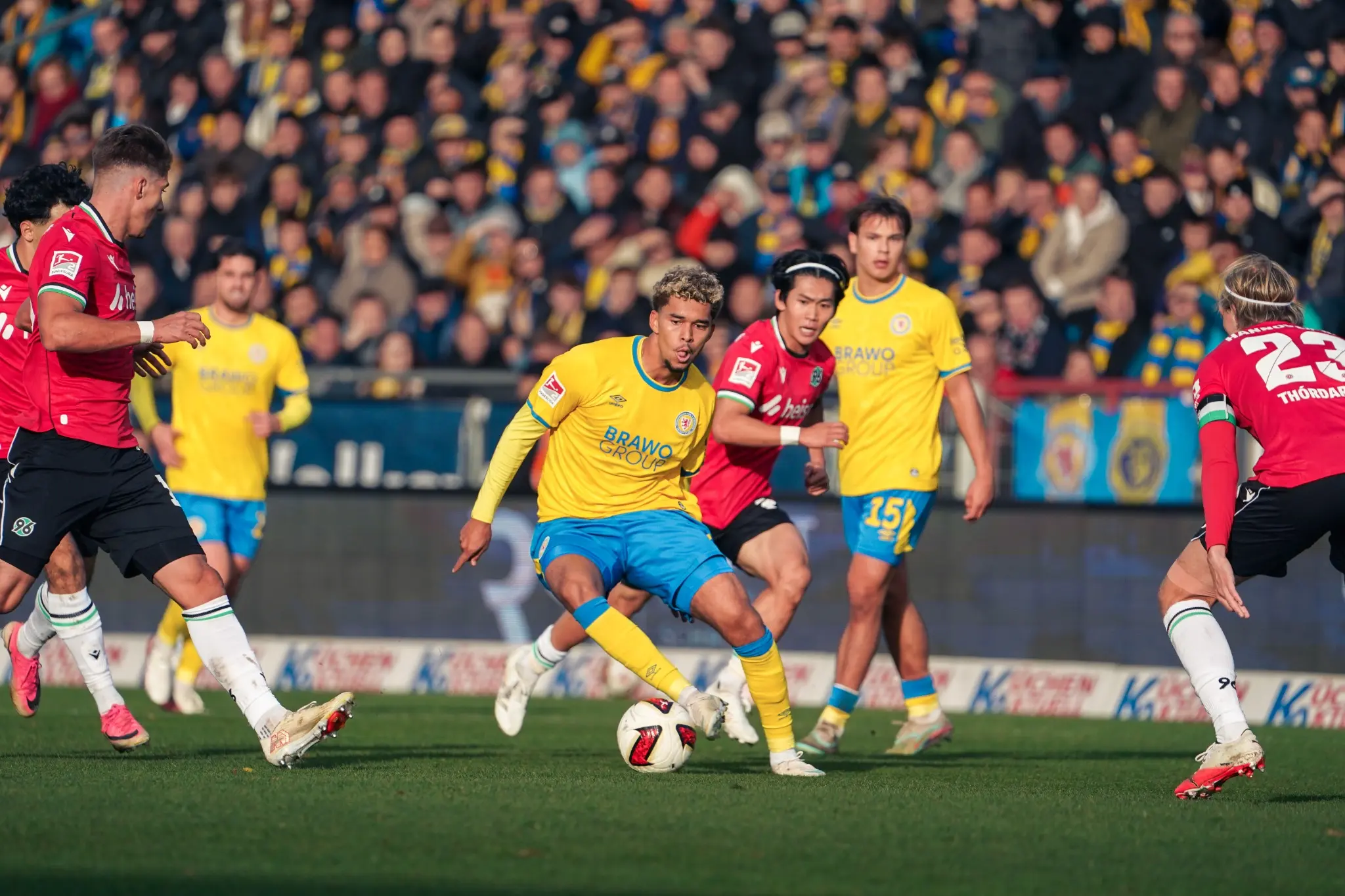 Eintracht Braunschweig drive forward through the Hannover defence.