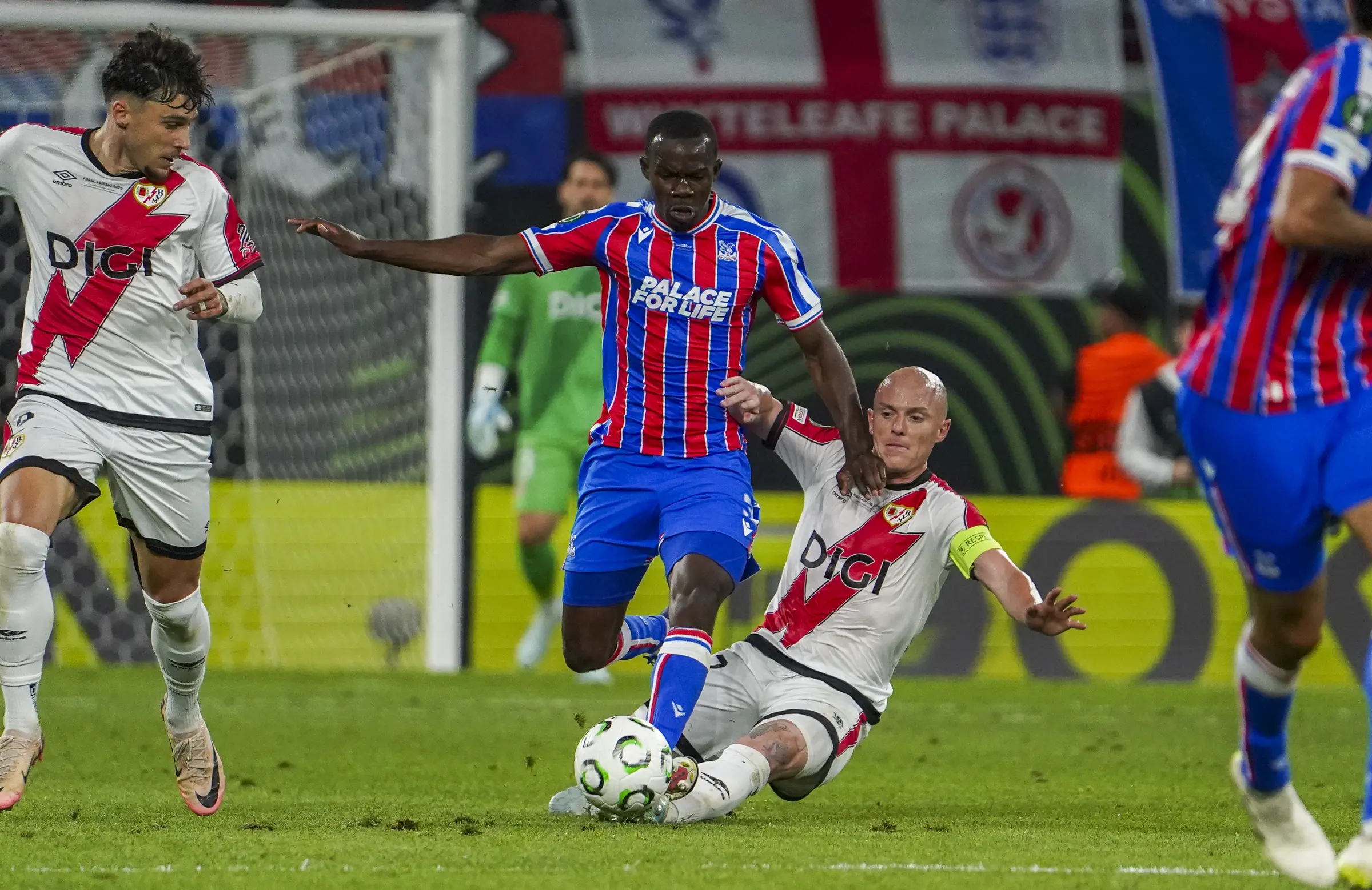 A Rayo Vallecano defender challenges a Crystal Palace attacker.