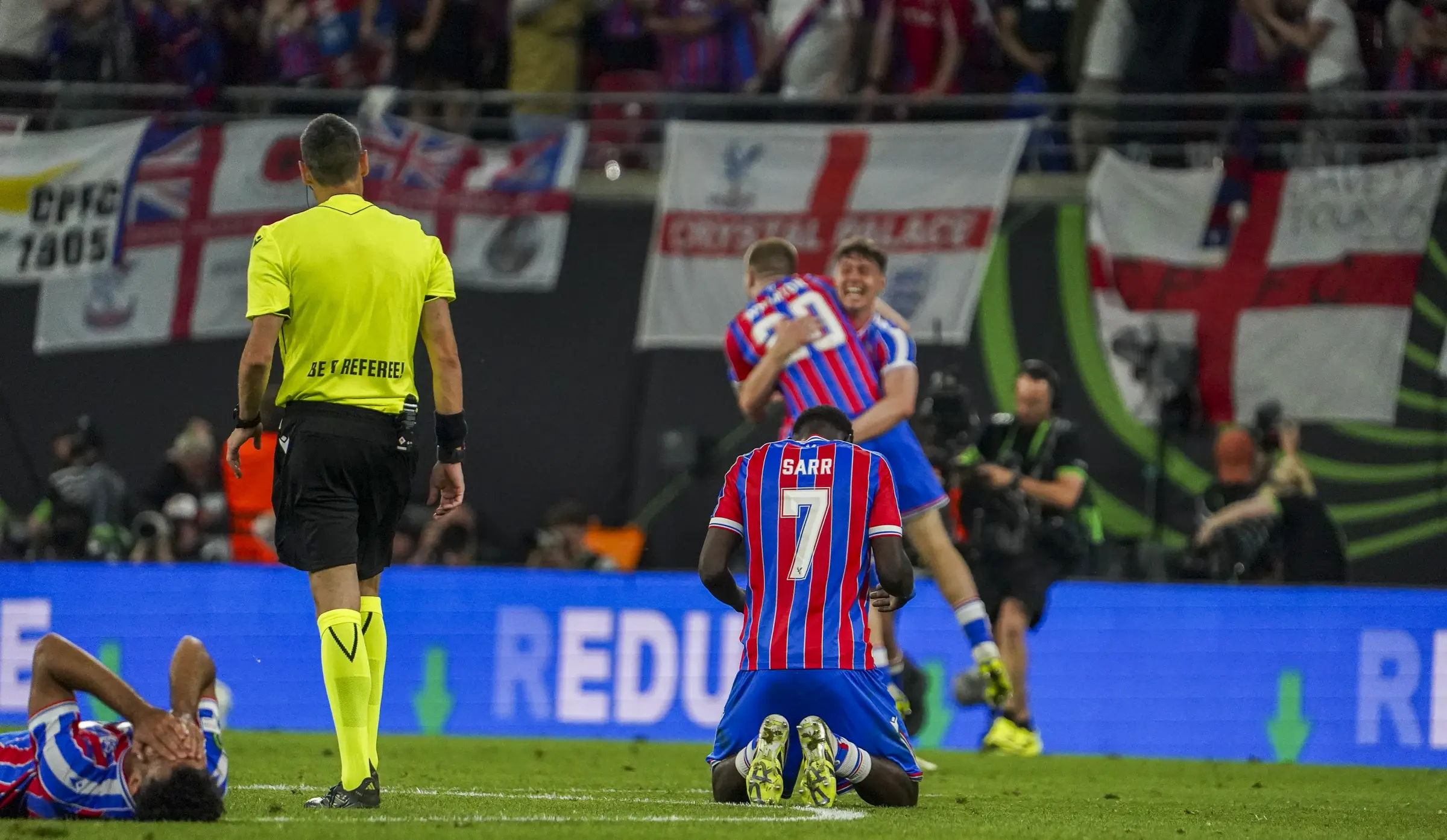 Crystal Palace celebrate the decisive goal against Rayo Vallecano.