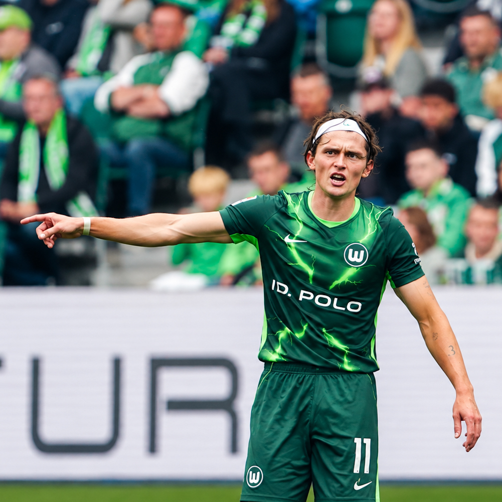 Fabian Reese of VfL Wolfsburg directs play during the 4:4 draw against Energie Cottbus at the Volkswagen Arena in Wolfsburg on 5 September 2026.
