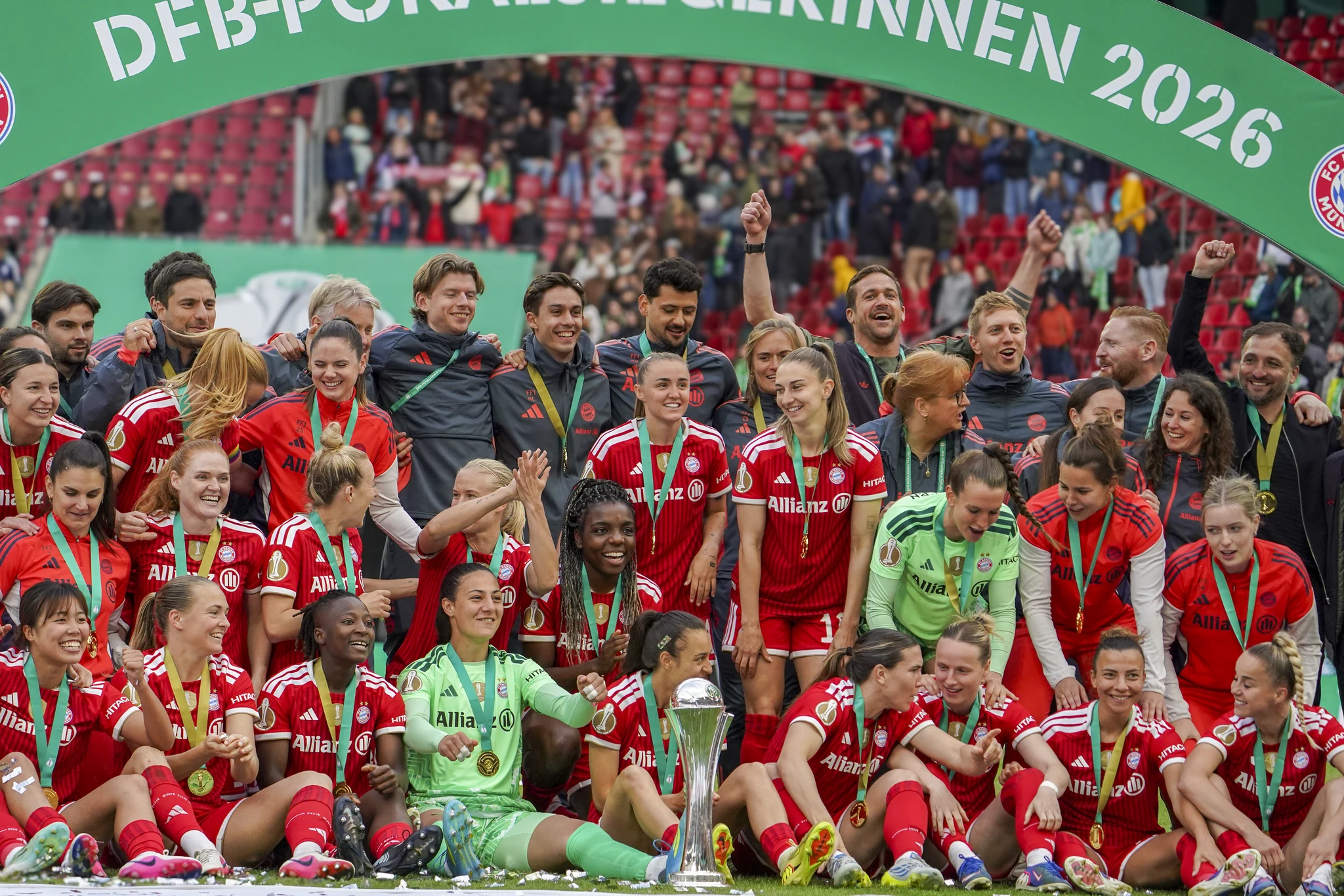 Bayern Munich pose together beneath the DFB-Pokalsiegerinnen 2026 arch.