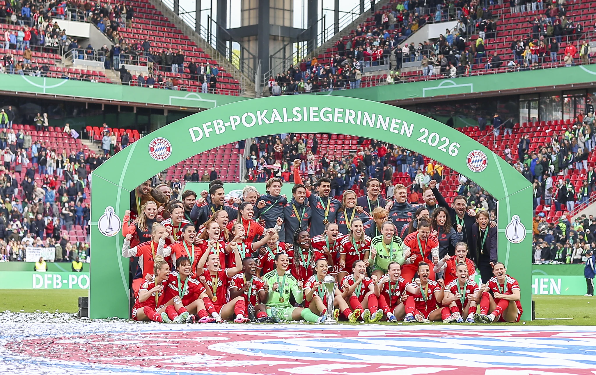 Bayern Munich pose together beneath the DFB-Pokalsiegerinnen 2026 arch.